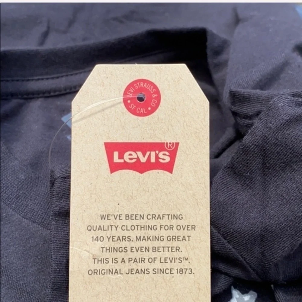 Levi’s tee black/red medium youth 5-6 yrs, NWT